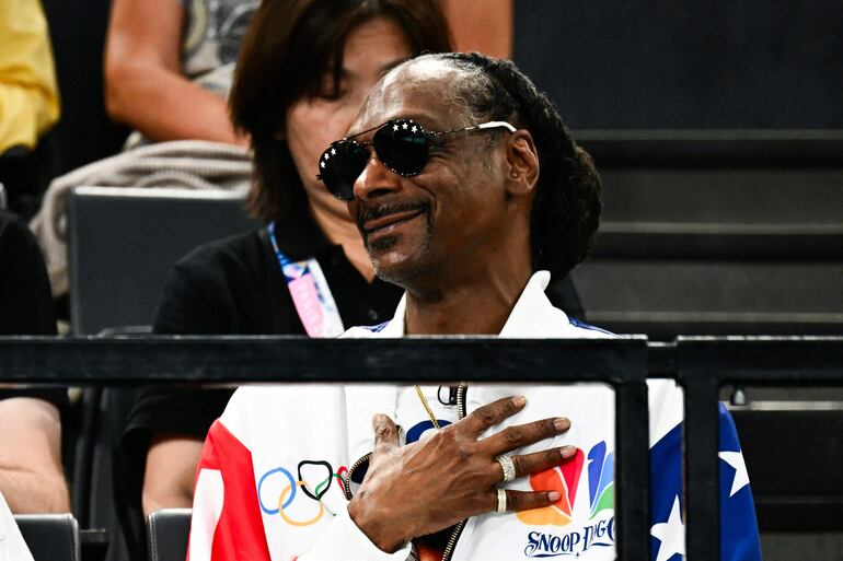 El cantante estadounidense Snoop Dogg fue a apoyar a Simone Biles en la clasificación femenina de gimnasia artística durante los Juegos Olímpicos de París 2024 en el Bercy Arena de París. (VENANCE / AFP)