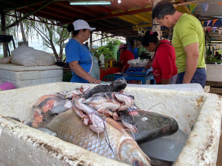 Vendedores y clientes en la zona de Remanso, Mariano Roque Alonso, aprovechan los últimos días antes de la veda pesquera para la venta de pescado fresco.