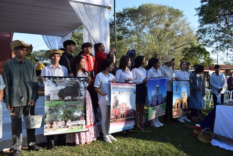 Jóvenes exhiben las obras realizadas por el padre Julio César Duarte Ortellado, el Hospital local y la construcción de las parroquias en este distrito, en Mbuyapey y Quyquyhó.