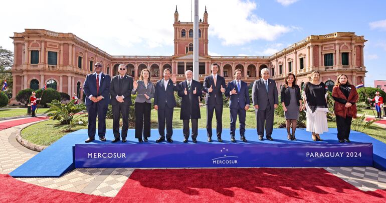 Foto oficial de los mandatarios, cancilleres y otras autoridades que participaron de la Cumbre del Mercosur.