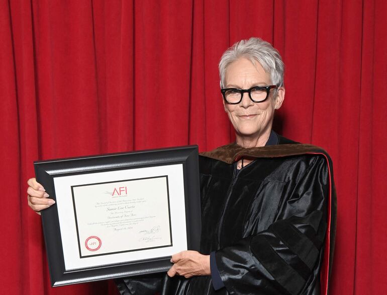 Jamie Lee Curtis muestra su diploma en el Teatro Chino TCL en Hollywood, California. (Araya Doheny/Getty Images/AFP)