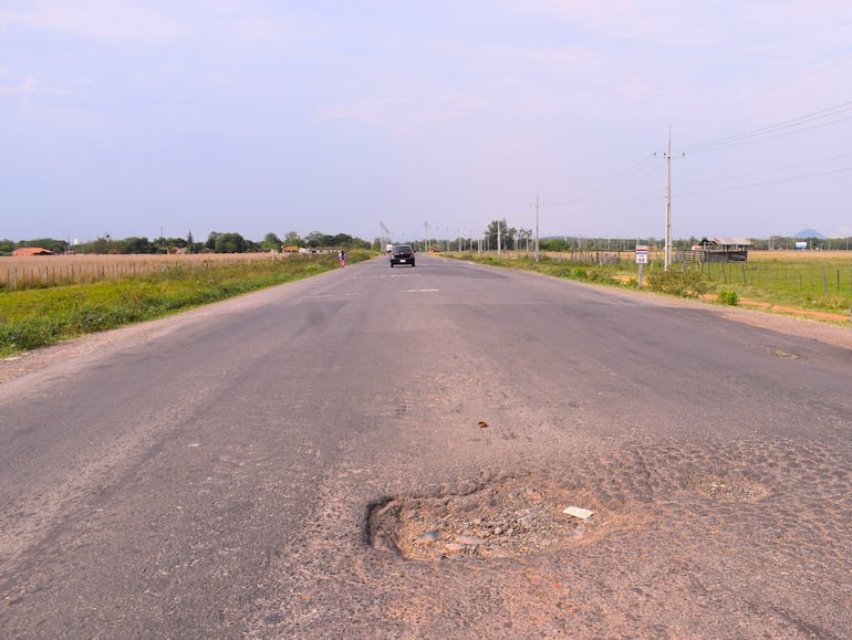 El tramo Paraguarí-Carapeguá está saturado de profundos cráteres que ha causado accidentes y daños materiales a los vehículos.