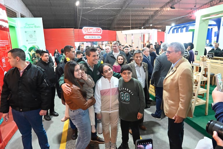 Peña se tomó fotos con los visitantes de la Expo.