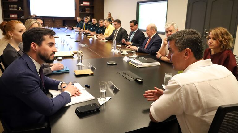 Ricardo Pita (izq.) conversa con Santiago Peña, ayer en Mburuvicha Róga.