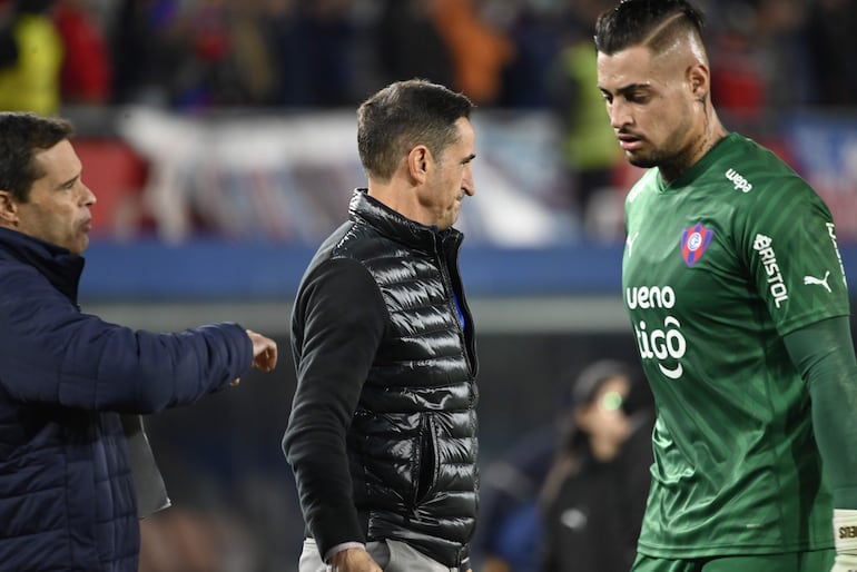 El arquero Jean Fernandes y el técnico azulgrana Manolo Jiménez, al final del juego.