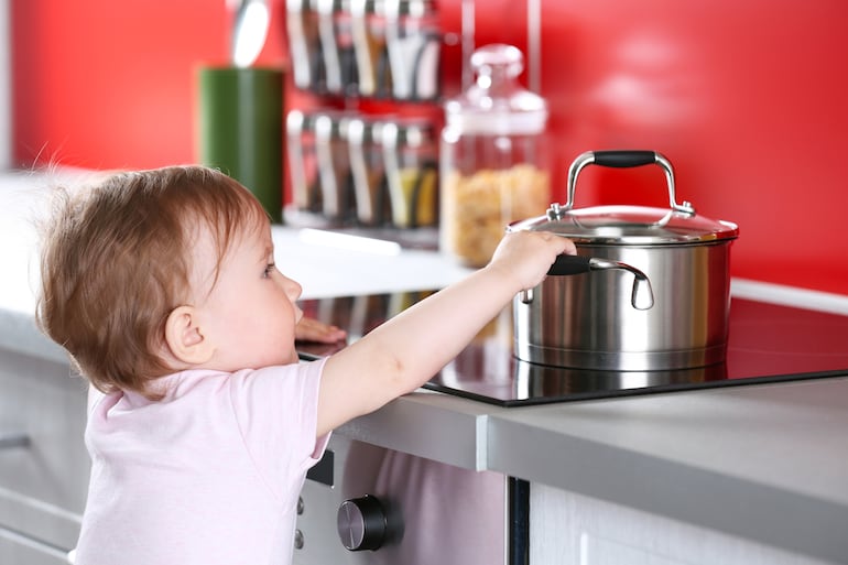 Los niños y niñas son los más expuestos a sufrir accidentes caseros que provocan quemaduras.