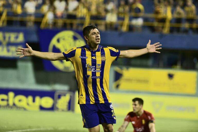 Rodrigo Rojas, del Sportivo Luqueño, celebrando un gol ante Guaraní.