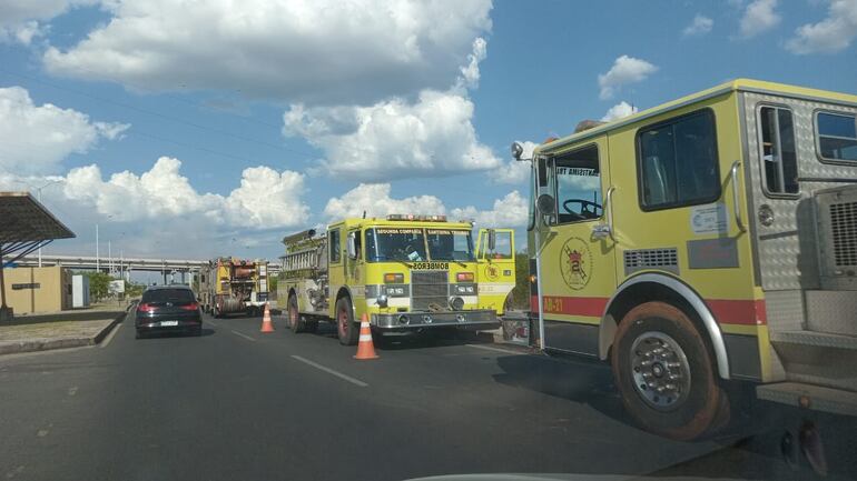 Camiones de Bomberos estacionados en la zona de la Costanera Norte, donde trabajaron para apagar un incendio,