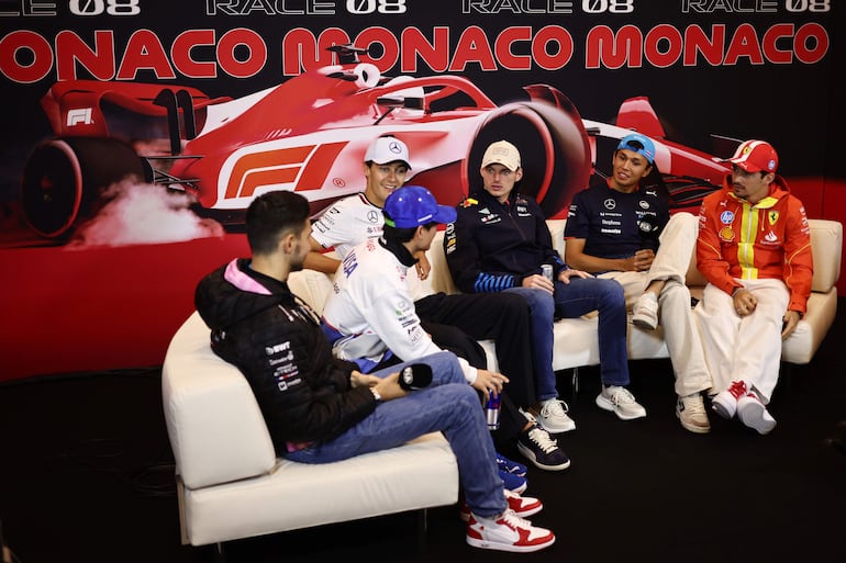 Conferencia de prensa del Gran Premio de Mónaco, donde Max Verstappen (c) buscará alcanzar su victoria número 60 en la F1.