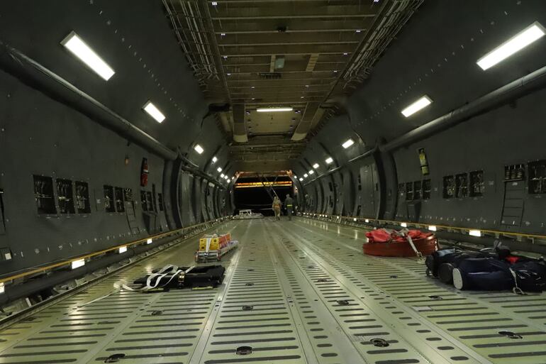 Interior del avioó C5 Super Galaxy en el que trajeron la donación para combatir incendios.