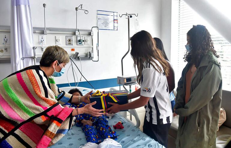 La primera dama de Colombia, Verónica Alcocer (i), durante su visita a los niños rescatados en Bogotá (Colombia).