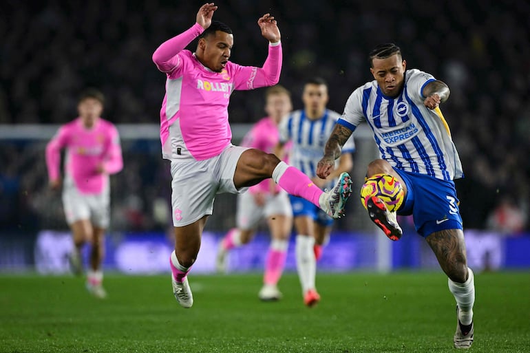 TOPSHOT - Southampton's English striker #19 Cameron Archer (L) fights for the ball with Brighton's Brazilian defender #03 Igor Julio during the English Premier League football match between Brighton and Hove Albion and Southampton at the American Express Community Stadium in Brighton, southern England on November 29, 2024. (Photo by Glyn KIRK / AFP) / RESTRICTED TO EDITORIAL USE. No use with unauthorized audio, video, data, fixture lists, club/league logos or 'live' services. Online in-match use limited to 120 images. An additional 40 images may be used in extra time. No video emulation. Social media in-match use limited to 120 images. An additional 40 images may be used in extra time. No use in betting publications, games or single club/league/player publications. / 