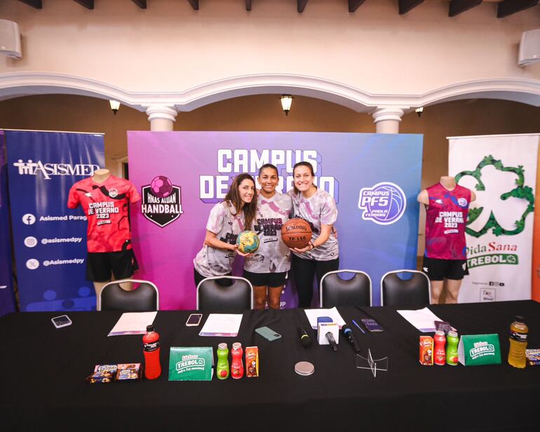 Carimi y Fabiana Aluán, junto a Paola Ferrari, en el lanzamiento del Campus de baloncesto y balonmano.