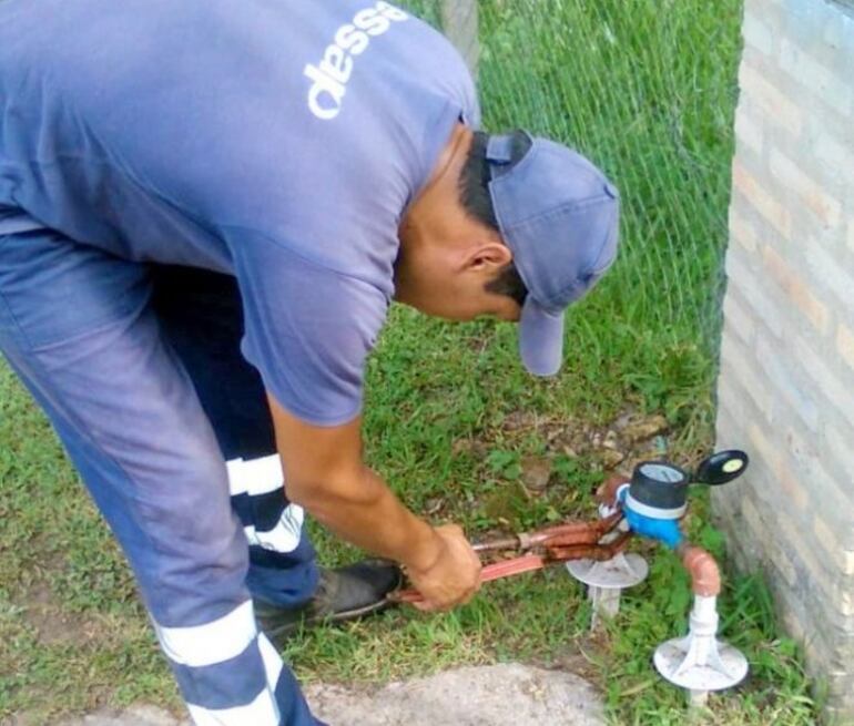 La Essap cortará la conexión de agua que los usuarios morosos tienen con las cañerías del ente.