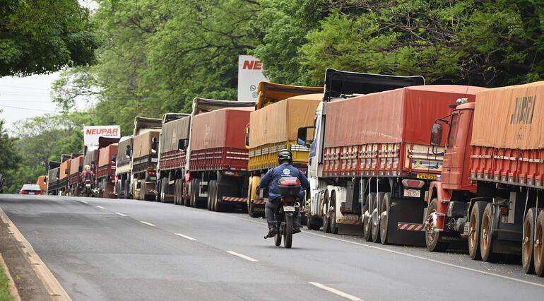 Fila de camiones esperando turno para cruzar el puente de la Amistad, hacia el lado brasileño.