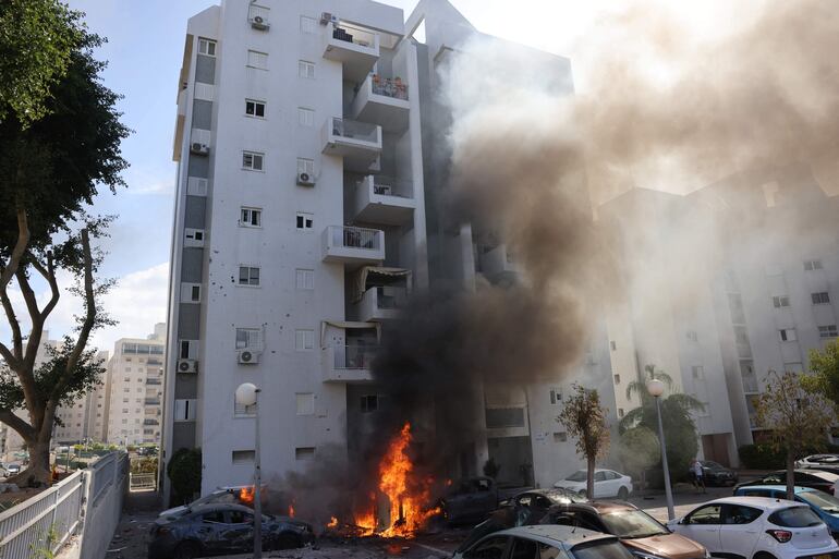 Coches estacionados frente a un completo residencial en la ciudad isrealí de Ashkelon luego del ataque lanzado desde la Franja de Gaza. 