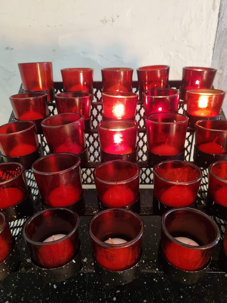 En el altar, los devotos pueden encender sus velas por sus intenciones.