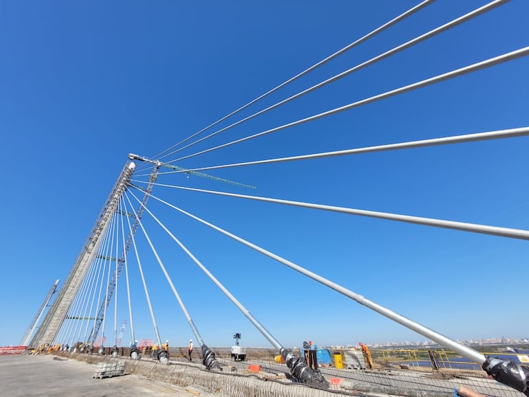 Puente Héroes del Chaco, a poco de culminar.