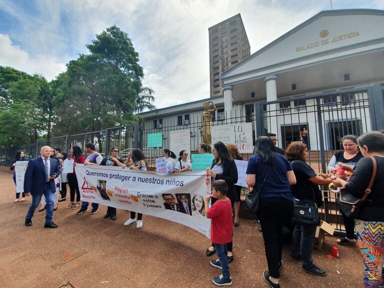 La manifestación se realizó frente la sede del Poder Judicial  de Ciudad del Este.