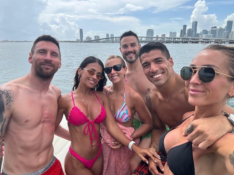 Leo Messi y Anto Roccuzzo junto a Luis Suárez, Sofía Balbi y otros amigos. (Instagram/Antonela Roccuzzo)