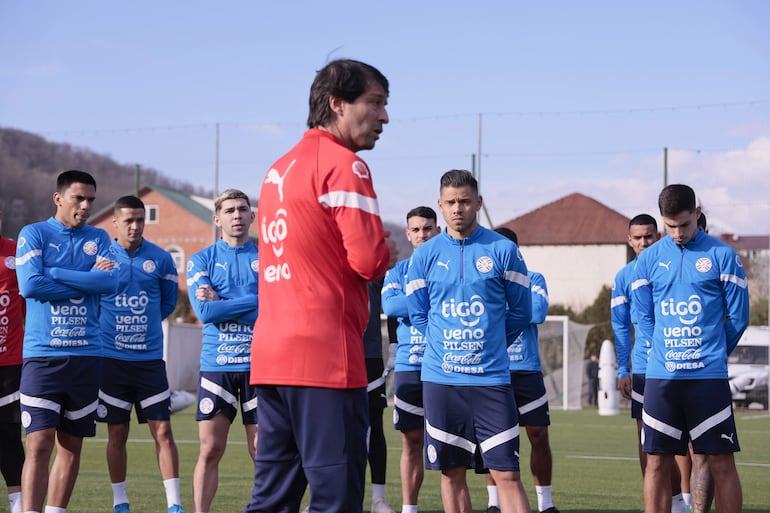 Daniel Garnero en plena charla con los jugadores de la Albirroja