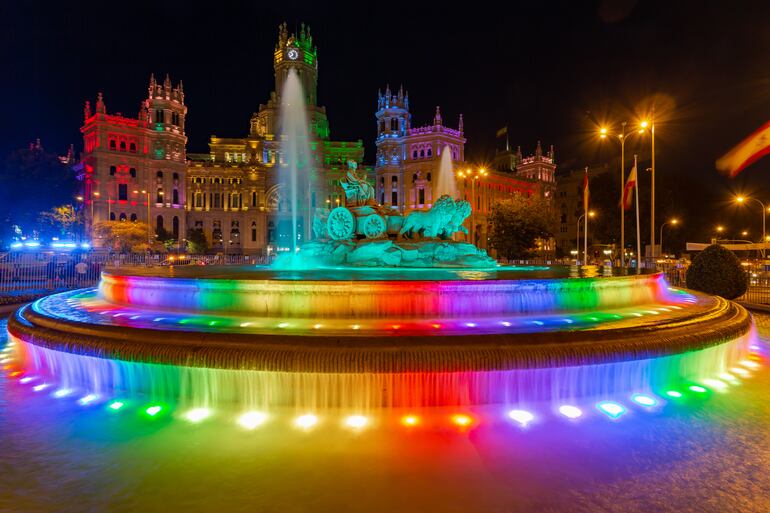 La pasarela Cibeles, en Madrid, iluminada con los colores del orgullo, en el año 2021.