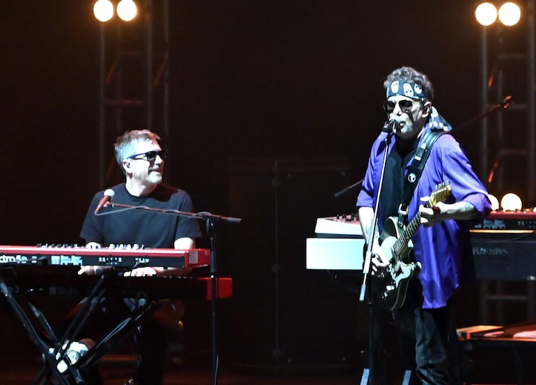 Como él mismo había anticipado en un video, apareció en el escenario sin "artilugios" como pantallas o efectos. Solo música. Es lo que entregó Andrés Calamaro en su regreso al Paraguay.