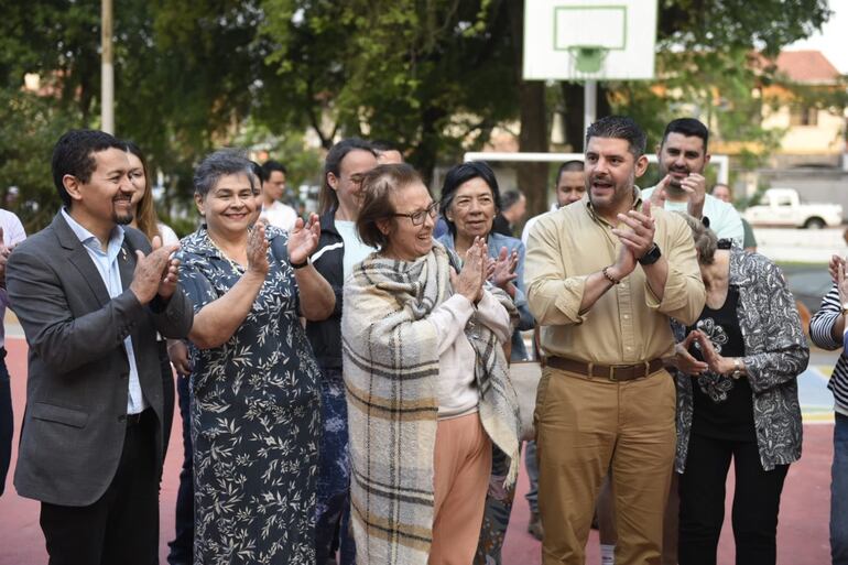 "Nenecho" junto a vecinos en la inauguración de la plaza Mburucuyá. Entre los presentes, el concejal cartista Miguel Sosa.