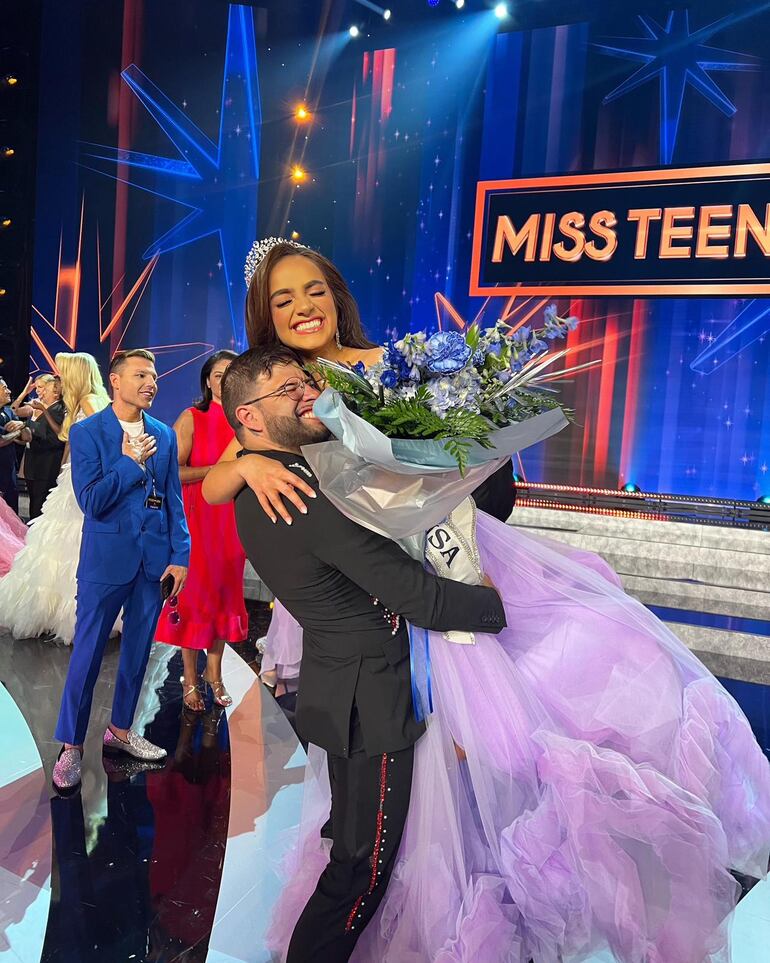 Simón Villalba saludando feliz a la nueva Miss Teen USA, Uma Sofía. (Gentileza del entrevistado)