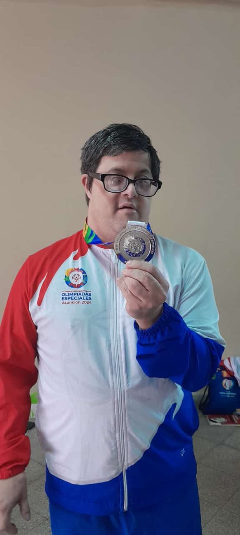 Juan Adriz (42), con su medalla de plata.