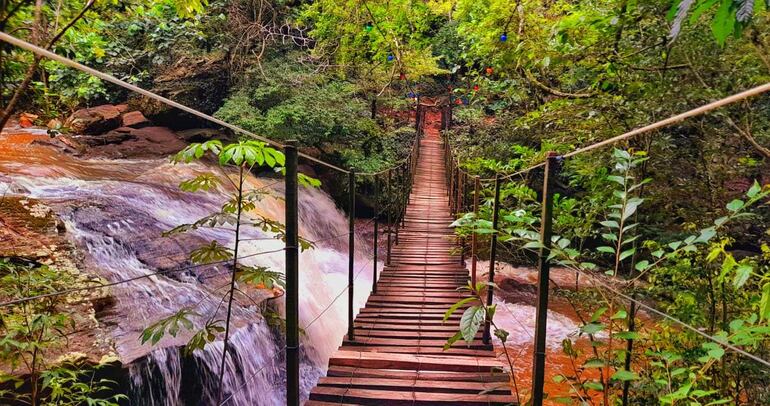 Puente colgante de unos 30 metros de largo sobre el caudaloso arroyo Santa Librada.