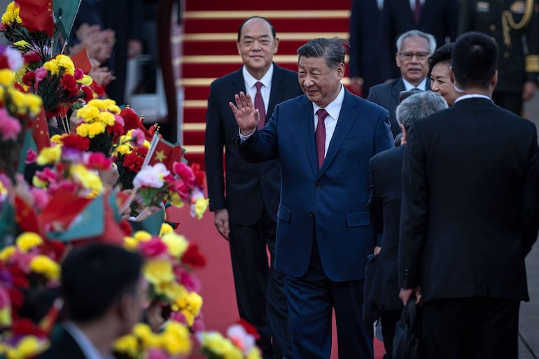 El presidente chino Xi Jinping (2do de la der.) a su llegada a Macao.