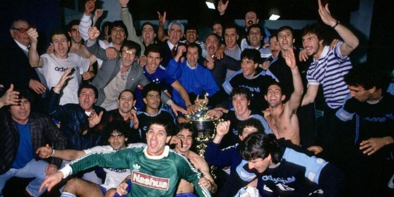 Racing festeja la consagración de la Supercopa Sudamericana 1988.