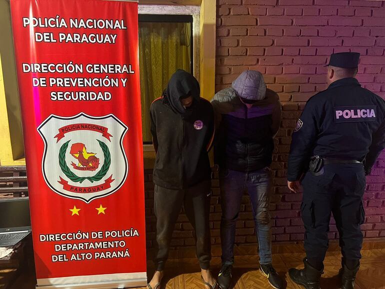 Los sospechosos cuando fueron detenidos por la Policía.