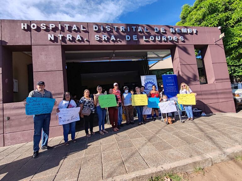 Pacientes reumatológicos se manifiestan frente al Hospital de Ñemby.