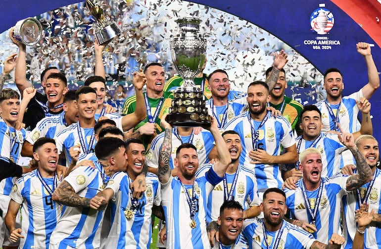 Los jugadores de la selección de Argentina celebran la conquista de la Copa América 2024 con el trofeo de campeón después del partido frente a Colombia por la final en el Hard Rock Stadium, en Miami, Florida.