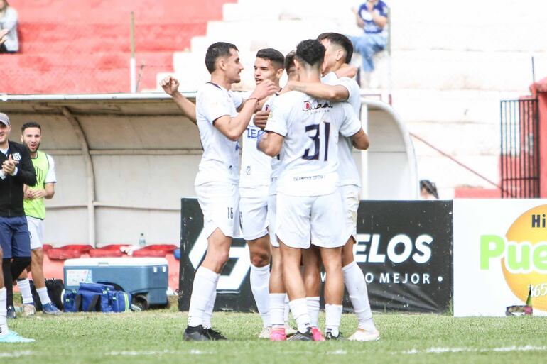 Los futbolistas de 2 de Mayo de Pedro Juan Caballero celebran un gol en el partido contra Colegiales por la fecha 22 de la División Intermedia, en el estadio Luciano Zacarías, en Lambaré.