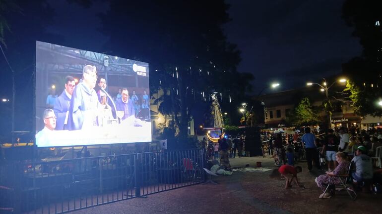 Pantallas gigantes están ubicadas en las inmediaciones de la Basílica de Caacupé para que los fieles puedan seguir la misa.