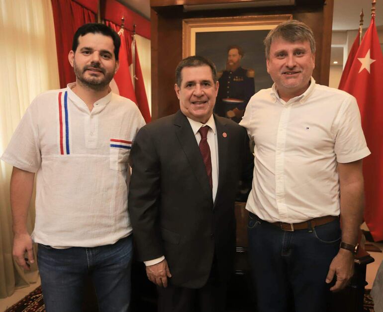 Miguel Olmedo (izq.) con Horacio Cartes y el gobernador de Cordillera, Denis Lichi (ANR).