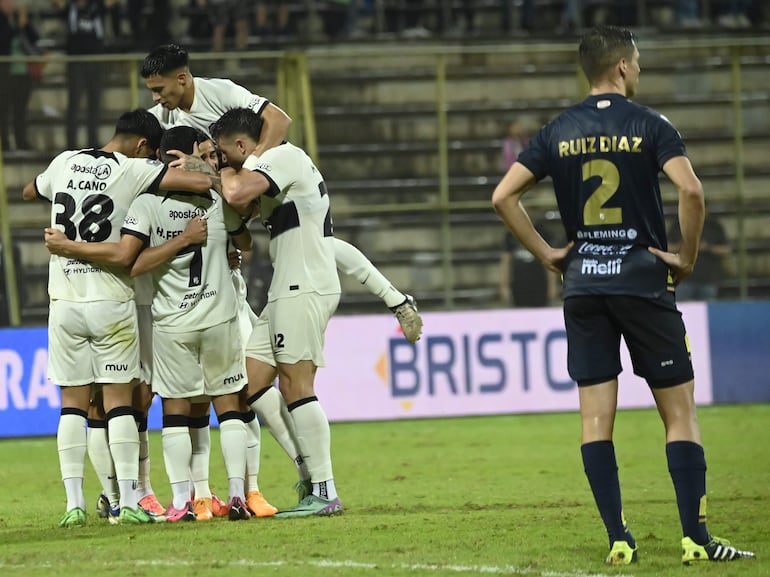 Los jugadores de Olimpia celebran un gol en el partido frente a Sportivo Trinidense por el torneo Clausura 2024 del fútbol paraguayo en el estadio Villa Alegre, en Encarnación, Paraguay.