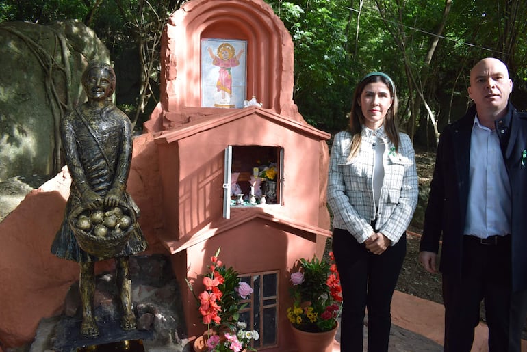 Al costado del nicho de Felicita Estigarribia, la gobernadora Norma Zárate de Monges (ANR) y el intendente Luis Rodríguez (PLRA), descubrieron la escultura de la niña de las mandarinas.