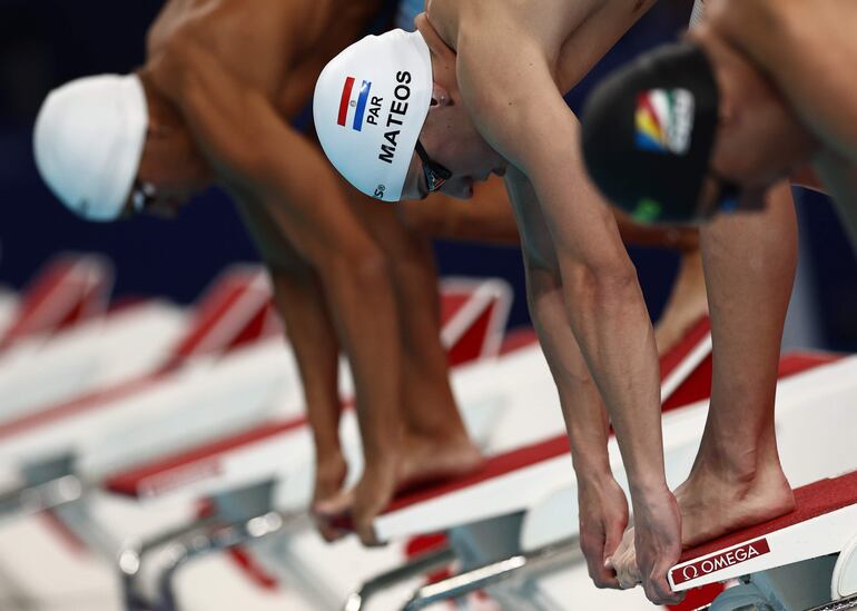 El nadador paraguayo Matheo Mateos (c) durante los 200 metros combinados de la Natación en los Juegos Olímpicos París 2024.