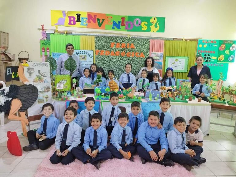 Alumnos del primer grado, turno tarde, de la escuela Miguel Ángel Rodríguez de Ñemby, felices de participar de la feria pedagógica de la institución.