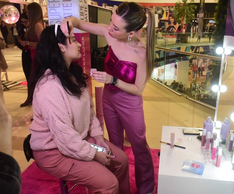 Maquillaje y otras activaciones forman parte de la experiencia de "Barbie" en las salas de cine.