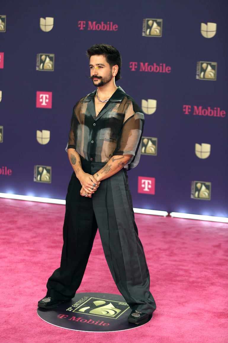 El cantante Camilo en la alfombra de la 37 edición de los Premio Lo Nuestro celebrado anoche en el Kaseya Center en Miami, Florida. (EFE/Marlon Pacheco)
