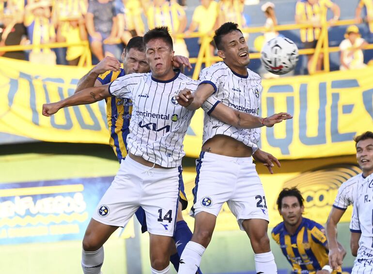 Los solenses Fernando Díaz (14) y Víctor Barrios se anticipan el salto al capitán de Luqueño, Pablo Aguilar, que golpea fuerte.