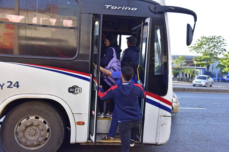 Usuarios del transporte público viajan hacinados en los buses. 