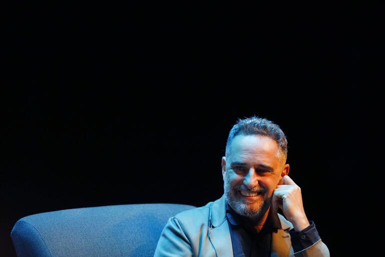 El músico uruguayo, Jorge Drexler, participa en un conversatorio este viernes, en el marco del Festival Internacional de la Música celebrado en la ciudad de Guadalajara, en Jalisco (México). El músico uruguayo Jorge Drexler se declaró este viernes en México en contra de las composiciones con aplicaciones de inteligencia artificial, como Chat GPT, al argumentar que carecen de la identidad que caracterizan a las canciones hechas por una persona.