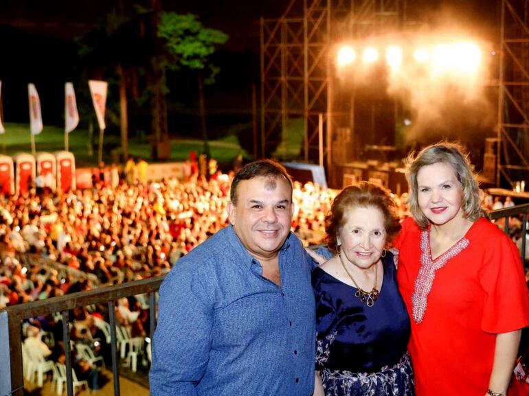 El Ingeniero Gustavo Samaniego, su madre Doña Elisa González de Samaniego y su hermana Lilian Samaniego.