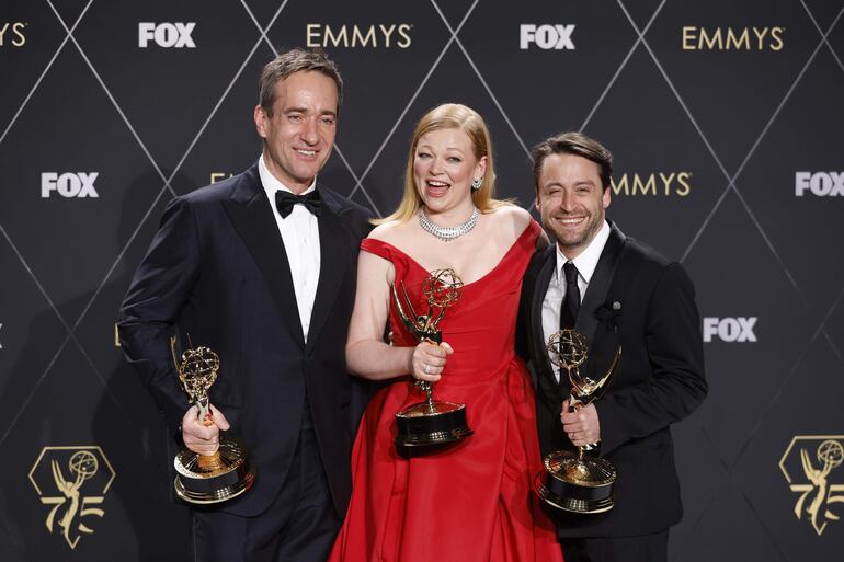 Los actores Matthew Macfayden, Sarah Snook y Kieran Culkin posan con sus premios Emmy por la serie "Succession".